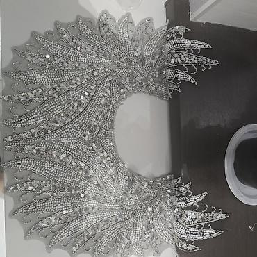 qedimi xalça aliram: Gümüşü rəngdə bəzəkli aplik – geyim üçün iri yaxa/döşlük - Material — 1