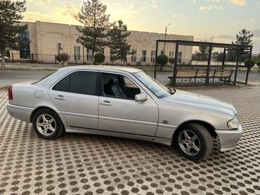 дешовый машина: Серебристый седан Mercedes-Benz C-класса Автомобиль оснащен литыми