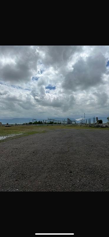 Продажа коттеджей и домов: Продам большой участок с домом в два этажатерритория 2 га,есть — 6