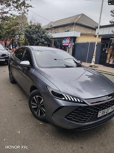 elektrik moto: BYD Qin Plus DM-i sedan - Kuzov: aerodinamik sedan, boz metalik rəng — 1