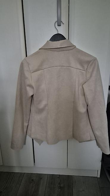 hm narukvice: Ženski sako/jaknica od meke antilop (suede) tkanine u bež boji. Model — 1