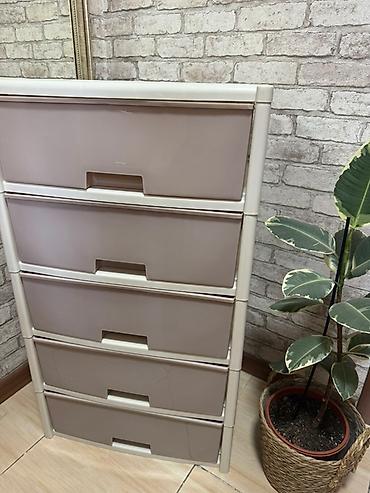 Комоды для одежды: Пластиковый комод с пятью выдвижными ящиками белого цвета и салатовым — 3