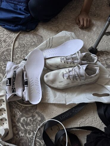 джабулани мяч: - Футбольные бутсы Adidas X (низкий силуэт, белый/серый цвет) с