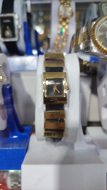 bakida saat: Michael Kors qadın qol saatı - Korpus: qızılı ton, bəzəkli daşlarla — 4
