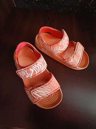 Детская обувь: Yeni kimi 7 azn
Razmer 26