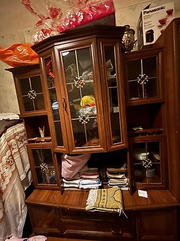 Ağac fakturalı klassik vitrin-divan mebeli - Material: ağac görünümlü