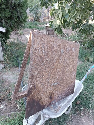 Bunker qapıları: Bu, əsasən metal materialdan hazırlanmış, paslanmış səthə malik