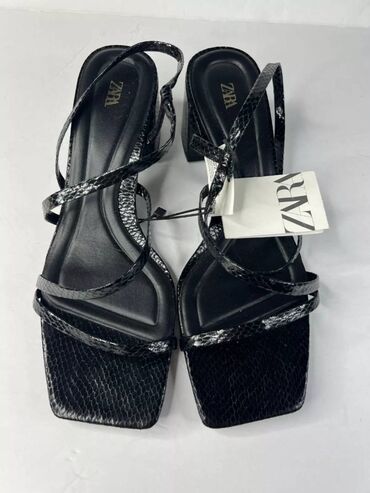 tech fleece l: Sandals, Zara, 37