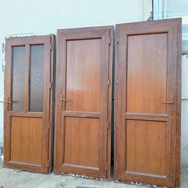 Otaq qapıları: Üç ədəd qəhvəyi rəngli PVC qapı. Bu qapılar davamlı materialdan