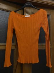 Köynək və bluzalar: Qadın geyimləri – 2 fərqli model 1) Ağ bluz: - Yumşaq, axıcı parça - — 12