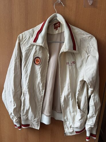 Пиджаки: - Rəng: açıq krem - Stil: idman/gündəlik, bomber tipli - Material