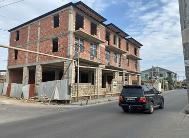 Kommersiya daşınmaz əmlakının satışı: Satılır: Yol kənarında tikilən 3 mərtəbəli, mərtəbələrində eyvanları — 2