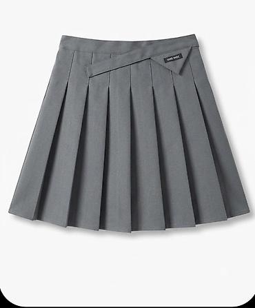 uniform: Boz rəngli, qatlanaqlı (plişkalı) ətək. Son zəngdə 1 dəfə geynilib — 1