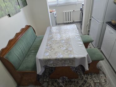 бу кухня: Продаётся кухонный стол, 2 стулья и уголок.Все как на фото