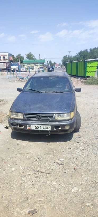 опель вектра б: Седан Volkswagen Passat B4 синего цвета, оснащенный четырьмя дверями