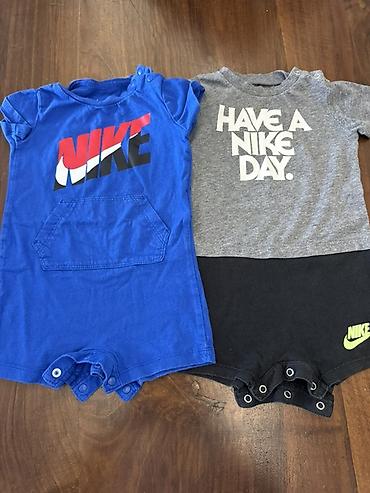 caprice obuca: Komplet od 2 Nike bebina kratka kombinezona (rompera). Cena za oba — 1