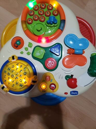blaze igračka: CHICCO velika muzička edukativna igračka.
Dimenzije su 44×44 cm