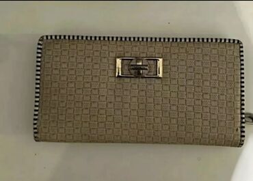 Çantalar: Qadın üçün portmanat və pulqabları satılır.Təzədir.Çeşidlər var.Real — 1