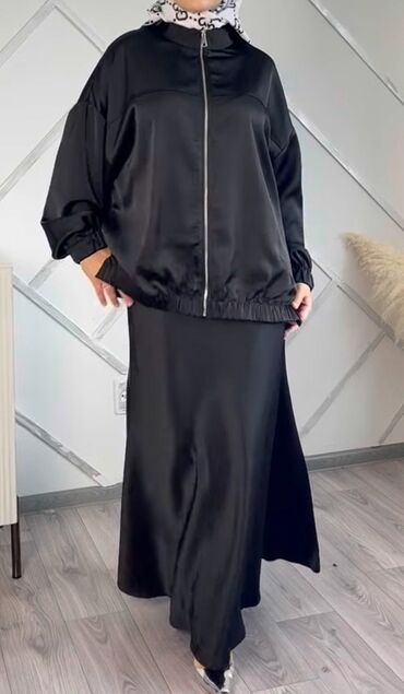 платья из панбархата на шифоне для полных: Костюм из сатина: оверсайз-бомбер на молнии + длинная расклёшенная