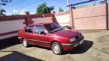 вкуп машины: Автомобиль Volkswagen Vento в кузове седан красного цвета. Этот