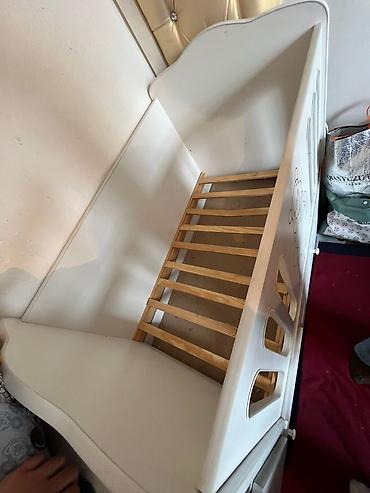 Детские односпальные кровати: Детская кроватка с рисунком Винни-Пуха - Материал: МДФ/дерево, каркас — 8