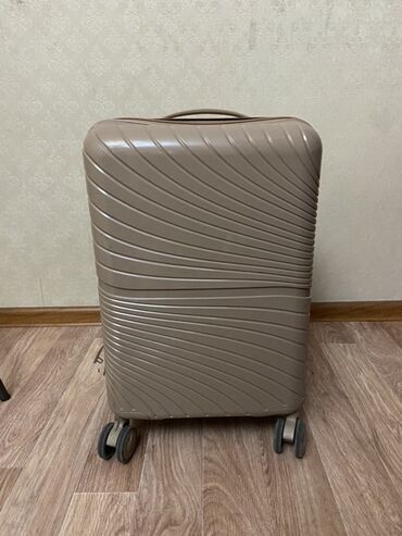 тревожный чемодан: Чемодан, Маленький (до 40 л), Вращающиеся колеса на 360°