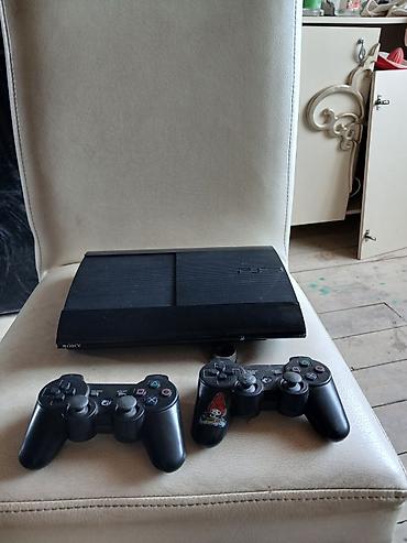playstation icarəsi: Sony PlayStation 3 (PS3) oyun konsolu. Şəkillərdə qara rəngli PS3 — 4
