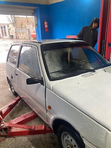 Fiat: Fiat Uno, ağ rəngli, 5 qapılı hetçbek. Xüsusiyyətlər: - Kompakt — 1