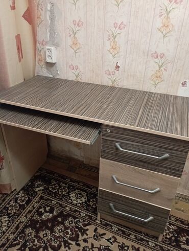 Компьютерные столы: Компьютерный стол, Б/у, С полками