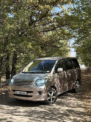 Toyota: Toyota Noah: 2002 г., 2 л, Автомат, Бензин, Минивэн — 5