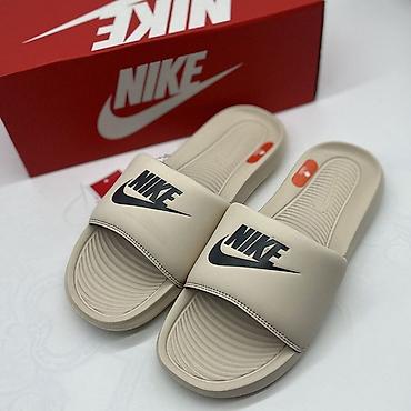 Босоножки, сандалии, шлепанцы: NIKE Benassi – легкие шлепанцы-сланцы для повседневной носки и отдыха — 9