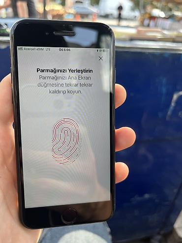 iphone x 🅁: IPhone SE 2020, Qara, Barmaq izi — 2