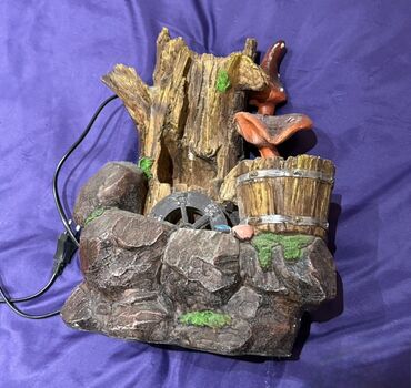 Boçkalar və çəlləklər: Dekorativ elektrikli masaüstü şəlalə - Tema: təbii qaya və kötük