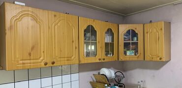 садовые столы и стулья: Продаю навесные кухонные шкафы из массива/под дерево lalafo.kg да садовые столы и стулья: Продаю навесные кухонные шкафы из массива/под дерево