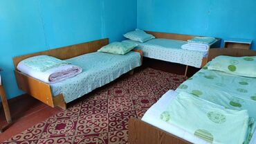 переносной шкаф для одежды: Кровать односпальная с деревянным каркасом, предназначенная для одного