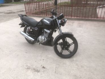 Мотоциклы: Черный мотоцикл Suzuki с хромированной выхлопной трубой и задним