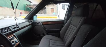 запчасти опель омега б: Автомобиль Mercedes-Benz W124 с серым тканевым салоном. В салоне