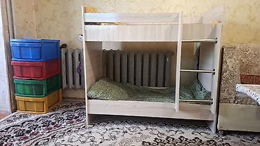 двухъярусные кровати с диваном: Двухъярусная детская кровать из ЛДСП светлого дерева. - Компактная — 1