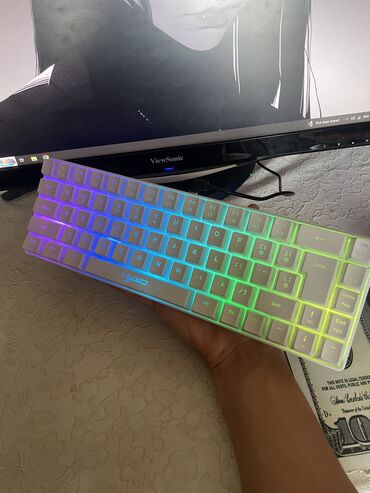 Digər kompüter aksesuarları: 🧿 Keylux V200 Klaviatura 🔹 Şık və RGB işıqlı dizayn 🔹 Klaviatura — 12