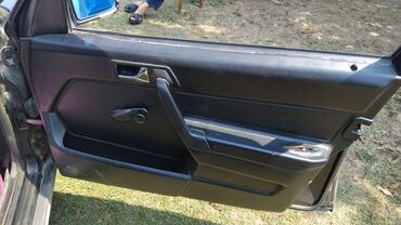 starex qara qarayev: Mercedes-Benz 190 (W201) model avtomobil, qara rəngdə, dördqapılı