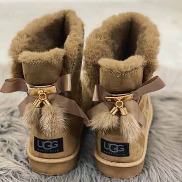 Ugg obuća: Ugg čizmice više boja

Novo
Brojevi 36 do 41

fb Moja Kupovina 1 — 7