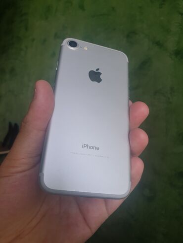 Apple iPhone: IPhone 7, Новый, 32 ГБ, Серебристый, Зарядное устройство, Кабель, 78 %