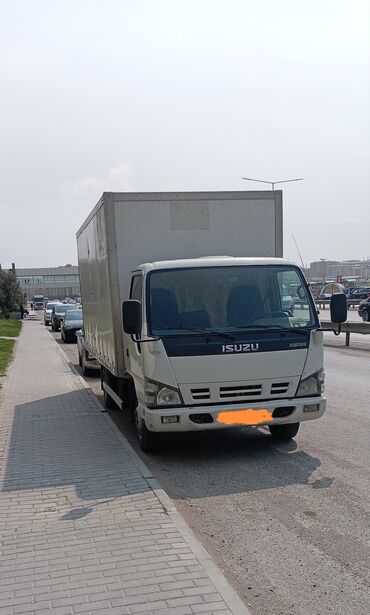 kiya maşın: İsuzu markalı, ağ rəngli yük maşını. Yük daşımaq üçün nəzərdə