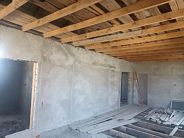 Həyət evləri və villaların satışı: Satılır – həyət evi - Tikinti: daş divarlar, metal dam örtüyü, beton — 18