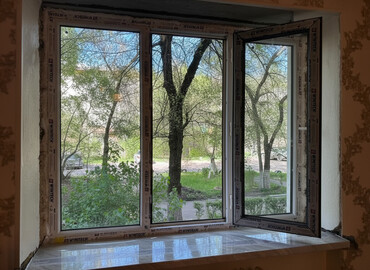 скотч для окон: Пластиковое окно WINTECH, трехстворчатое. Характеристики: - Профиль