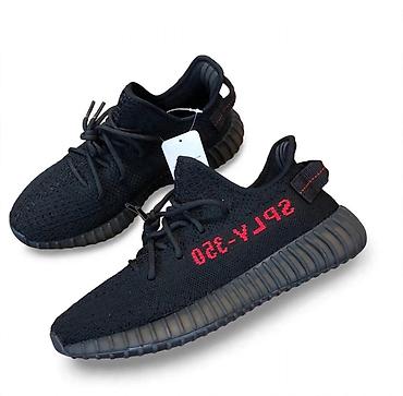 yeezy roze: **Patike u Yeezy stilu – crne sa crvenim natpisom** Atraktivne — 1