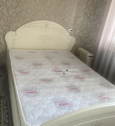 Двуспальные кровати: Двуспальная кровать, Б/у, С матрасом, ЛДСП, длина - 206 см