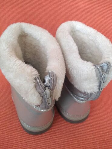 Čizme: Cizme za devojcicu sa krznom unutra. Dvobroj 34-35, a izmerena duzina — 7
