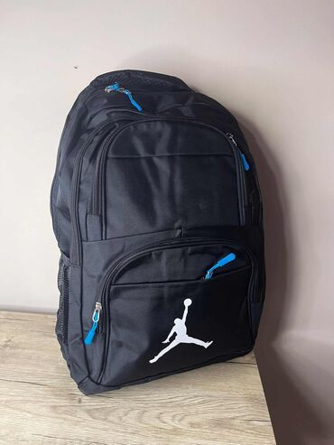 Rančevi, torbe i koferi: Muški i ženski rančevi 
Nike, Karl Lagerfeld, Adidas, Gues 
Cena +ptt — 14