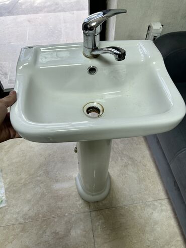 Duş başlıqları: Az işlenmiş Armitage bərkidilən divar lavabosu + qarışdırıcı kran -